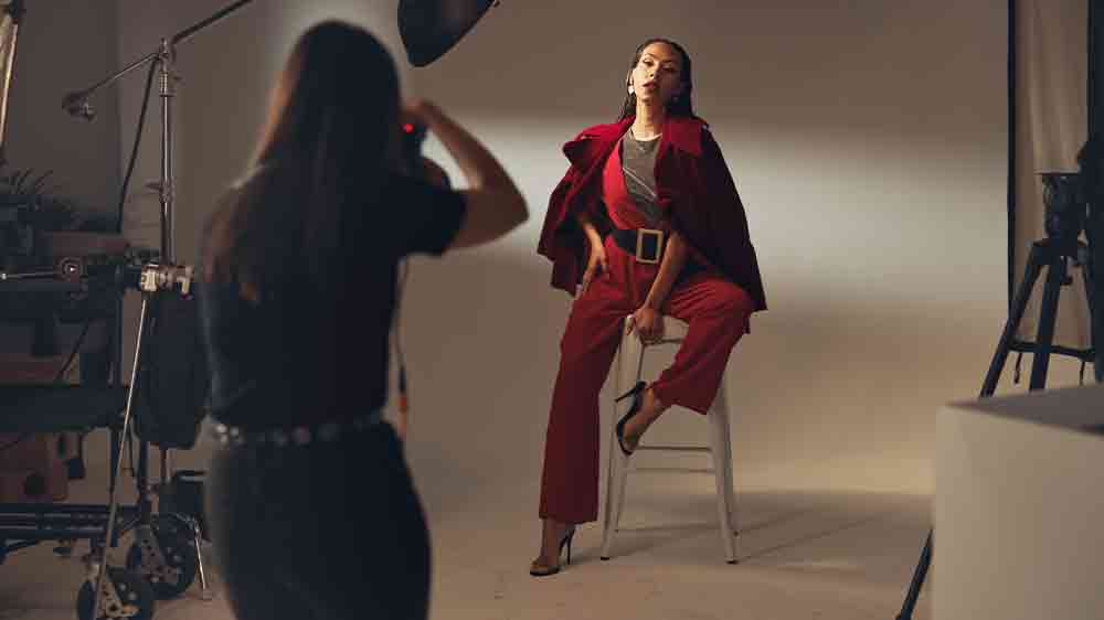 Fotografka fotící modelku_02