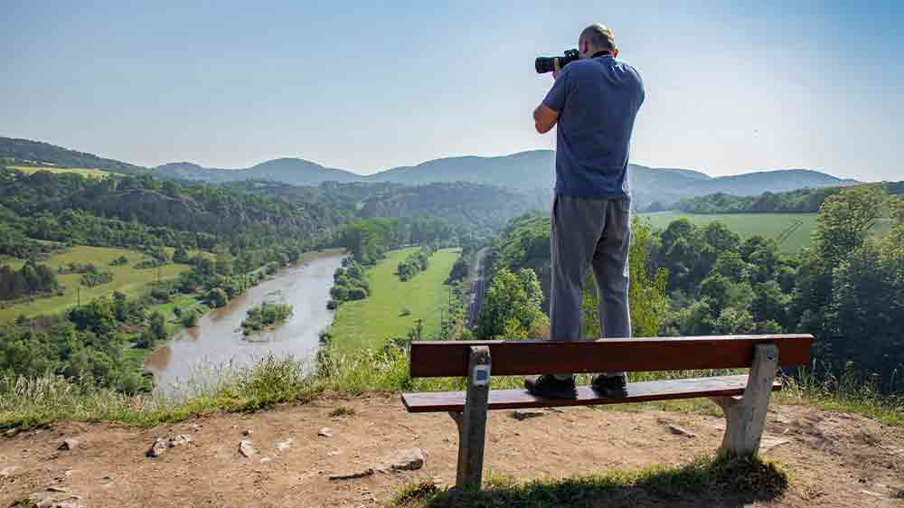 Muž fotící přírodu_03