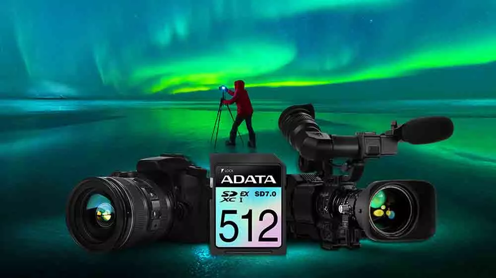 Karta ADATA Premier Extreme u foť&aacute;ku a kamery, muž na pozad&iacute; fot&iacute;_02