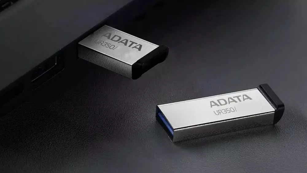 Zasunutý flash disk Adata UR350 v notebooku_02