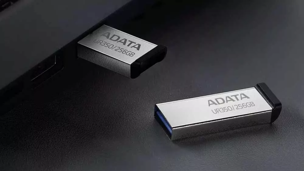 Zasunutý flash disk Adata UR350 v notebooku_02