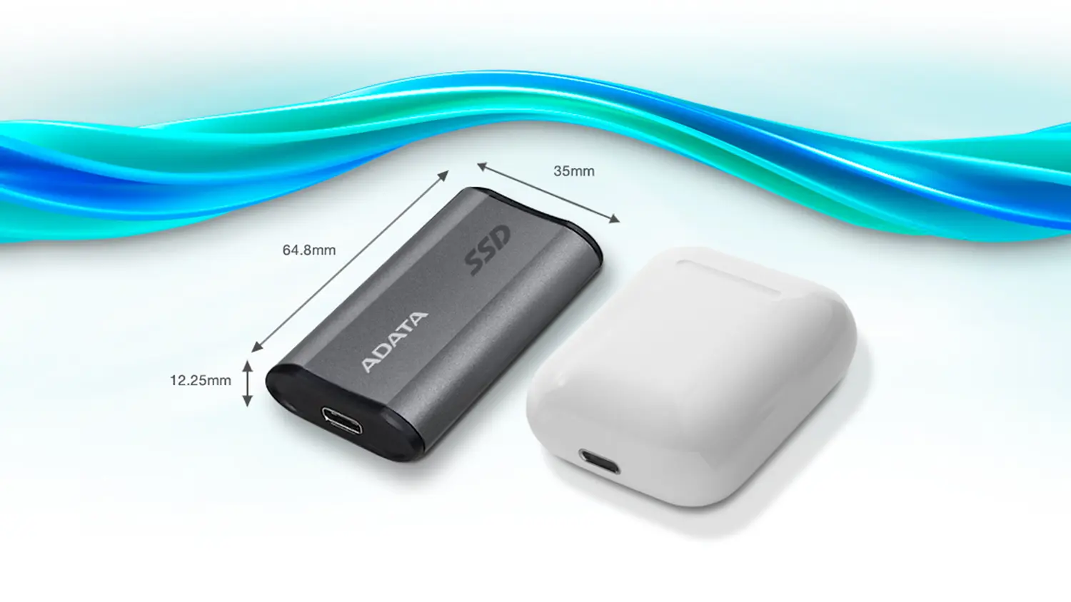 Externí disk ADATA SD810 vedle sluchátek