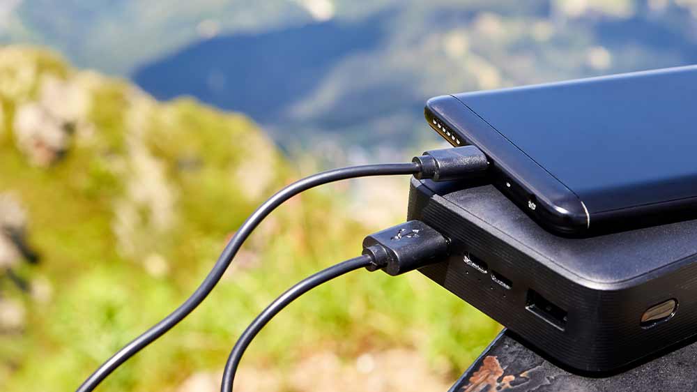 Telefon položený na powerbance_03