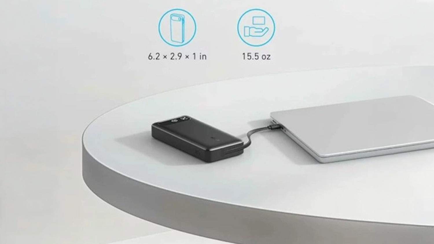 Powerbanka Anker 20 000 mAh na stole nab&iacute;jej&iacute;c&iacute; notebook
