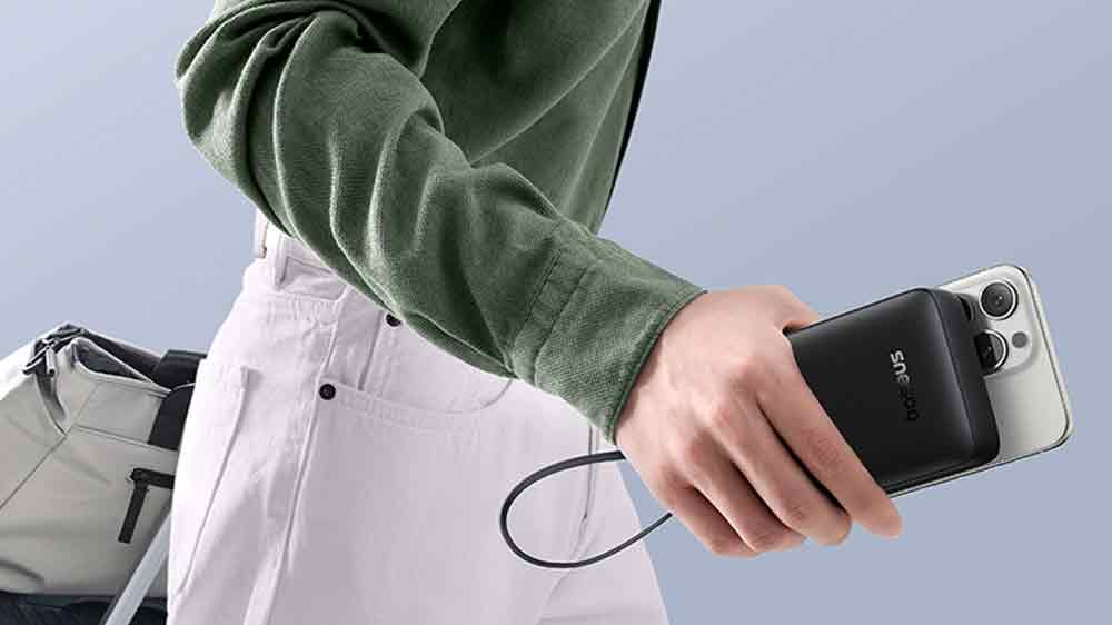 Osoba držící telefon s powerbankou Baseus Bipow 2_02