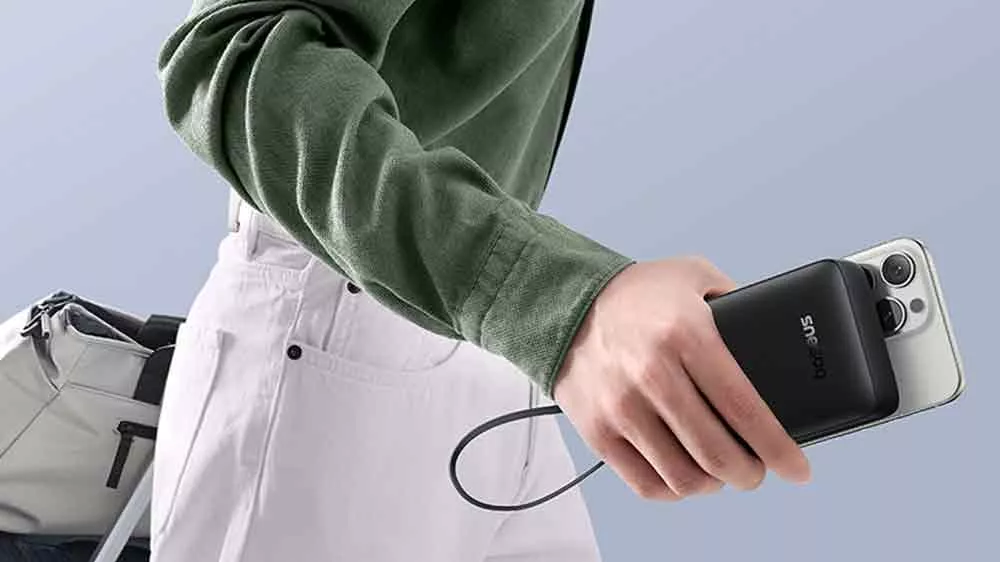 Osoba drž&iacute;c&iacute; telefon s powerbankou Baseus Bipow 2_02