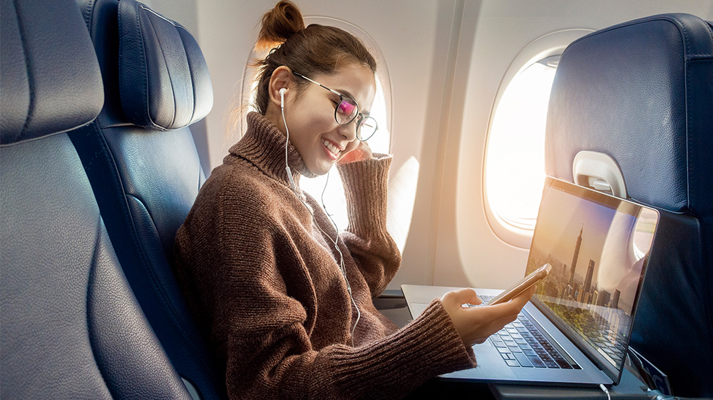 Žena pracuje na notebooku v letadle_02