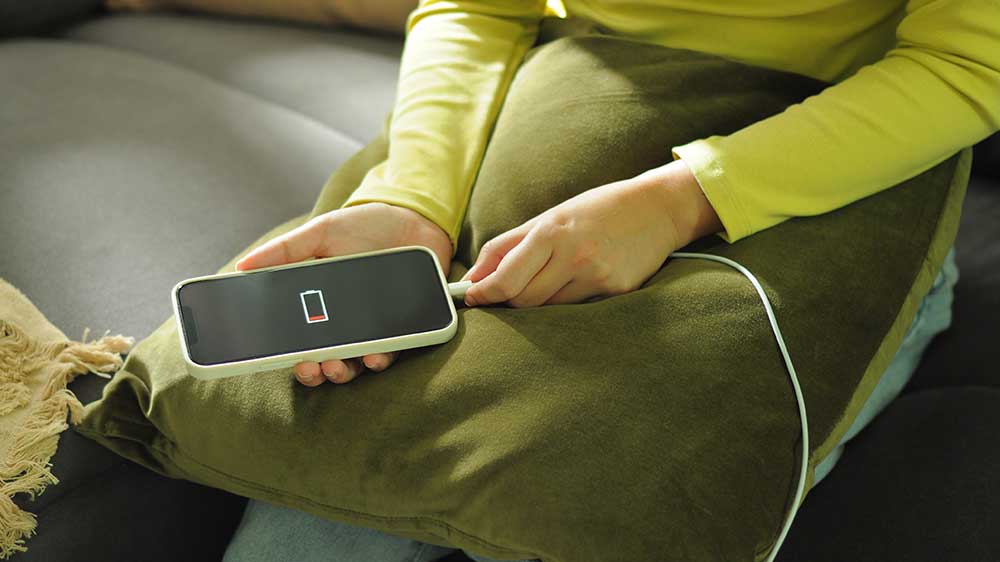 Žena nabíjející telefon_02
