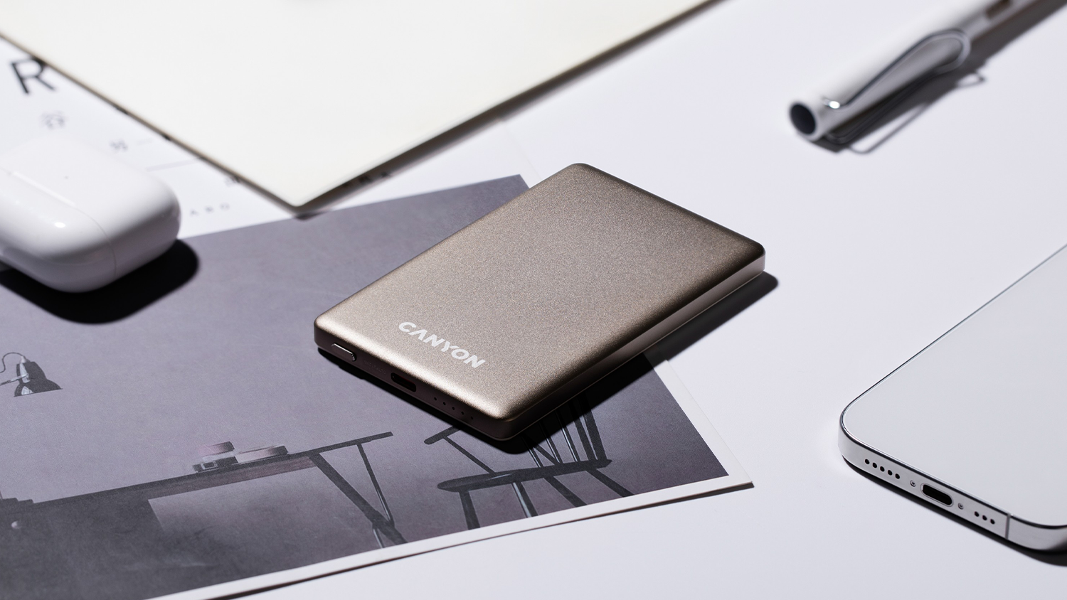 Powerbanka Canyon Slim MagSafe položená na pracovnom stole