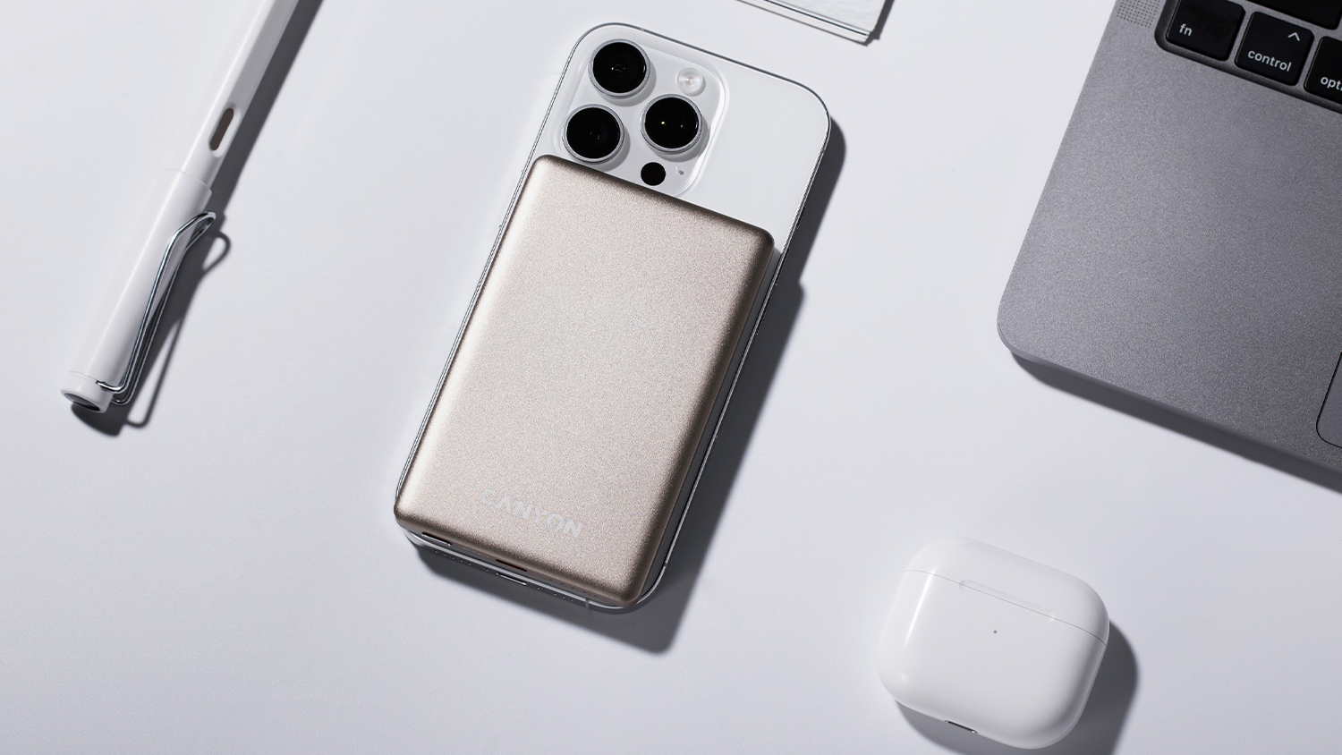 Powerbanka Canyon OnCharge MagSafe na telefonu položeném na stole