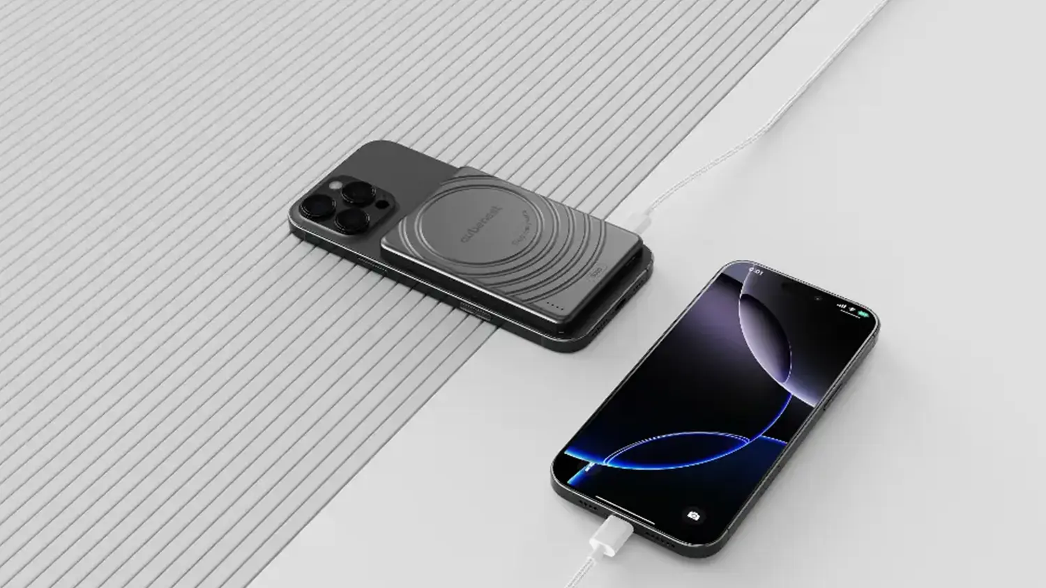 Dva telefony na stole a jeden má připevněnou powerbanku Cubenest S1B3D