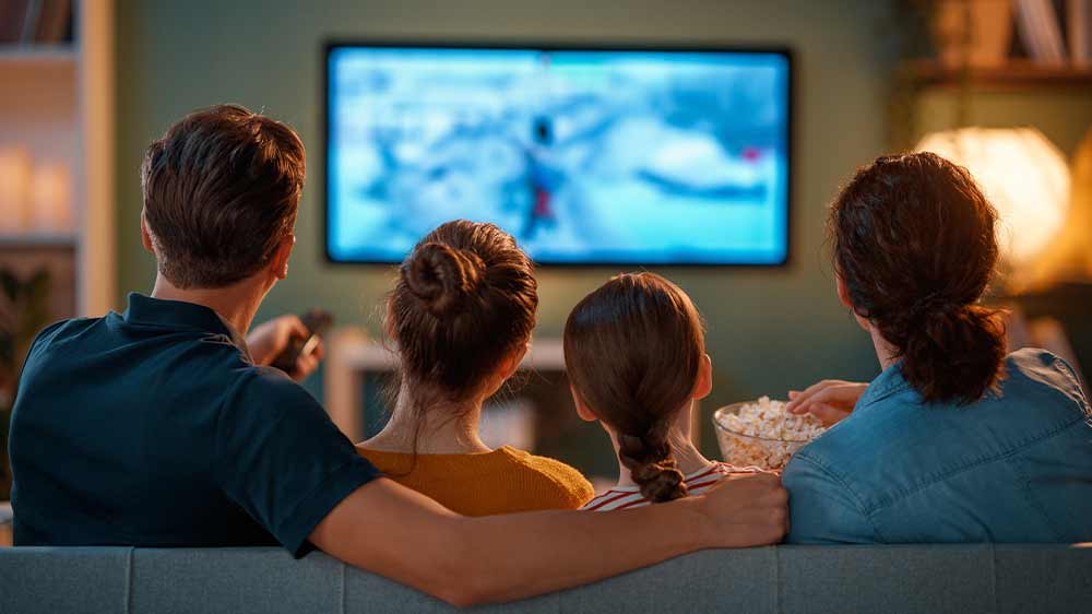 Pohled zezadu na 4člennou rodinu sledující televizi_02