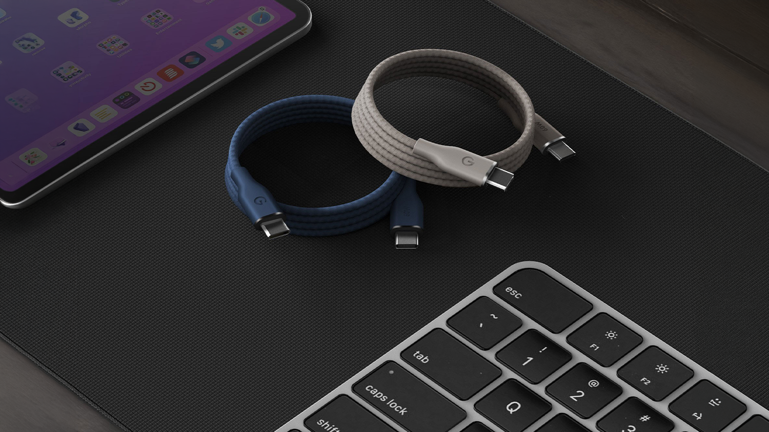 USB-C kabely Energea Helix 60 na pracovním stole
