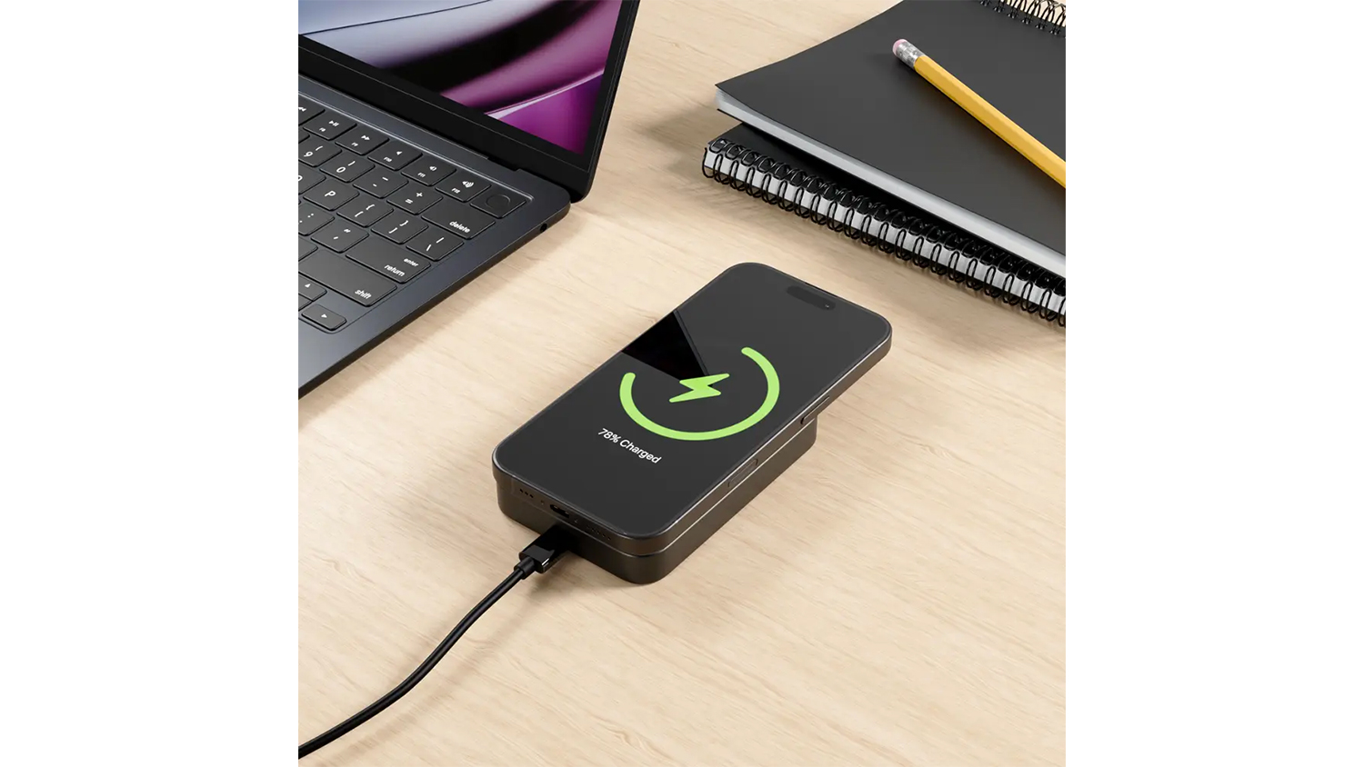 Power bank Epico EM71b napojená na notebook a na ní se nabíjí telefon