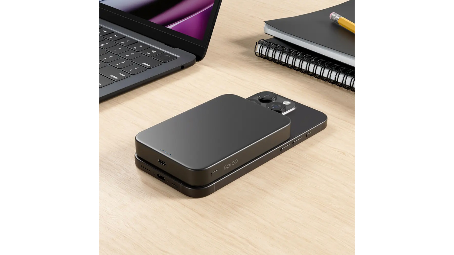 Power bank Epico EM71b na zadní straně telefonu