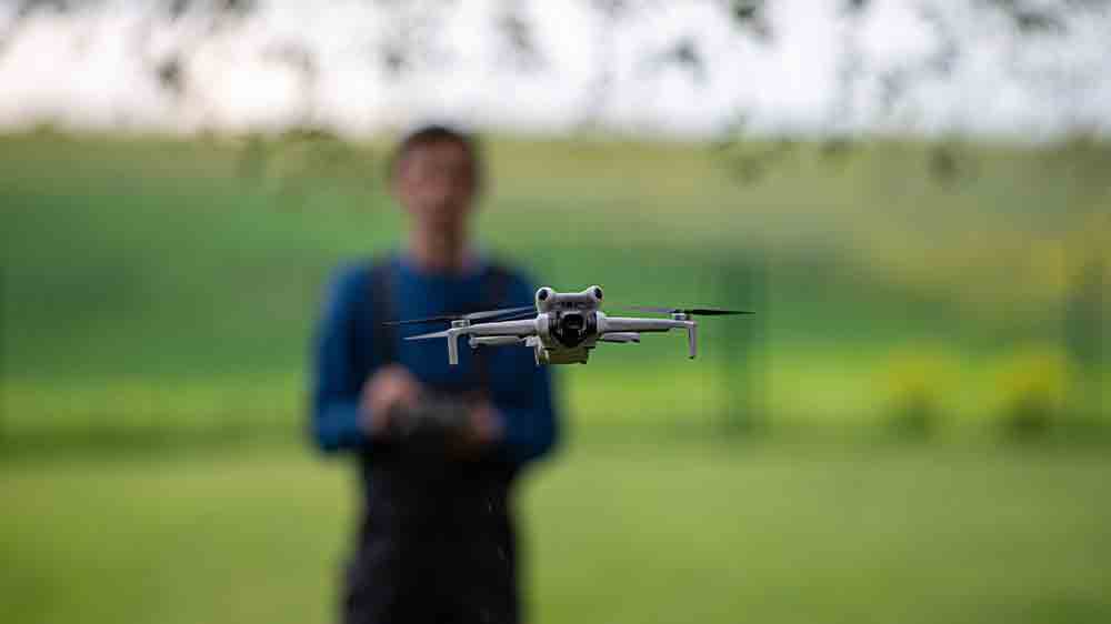 Muž řídí dron_02