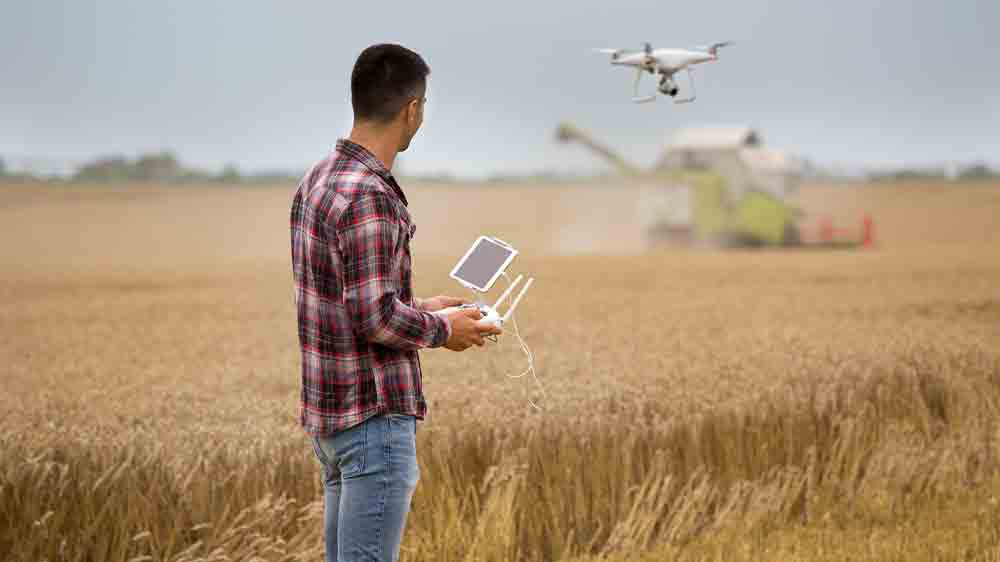 Muž řídí dron_03