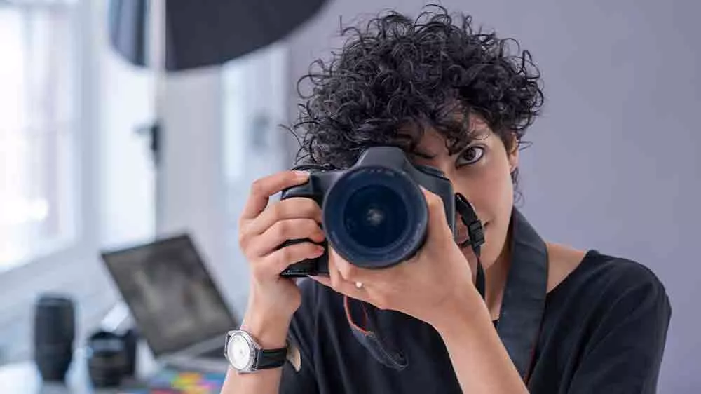 Žena s fotoapar&aacute;tem_02