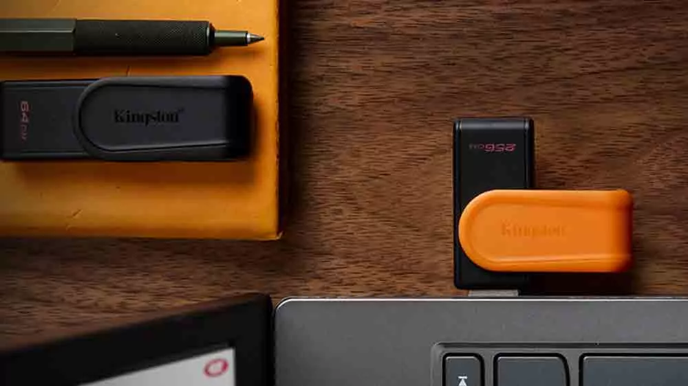 Flash disk Kingston vedle notebooku_02