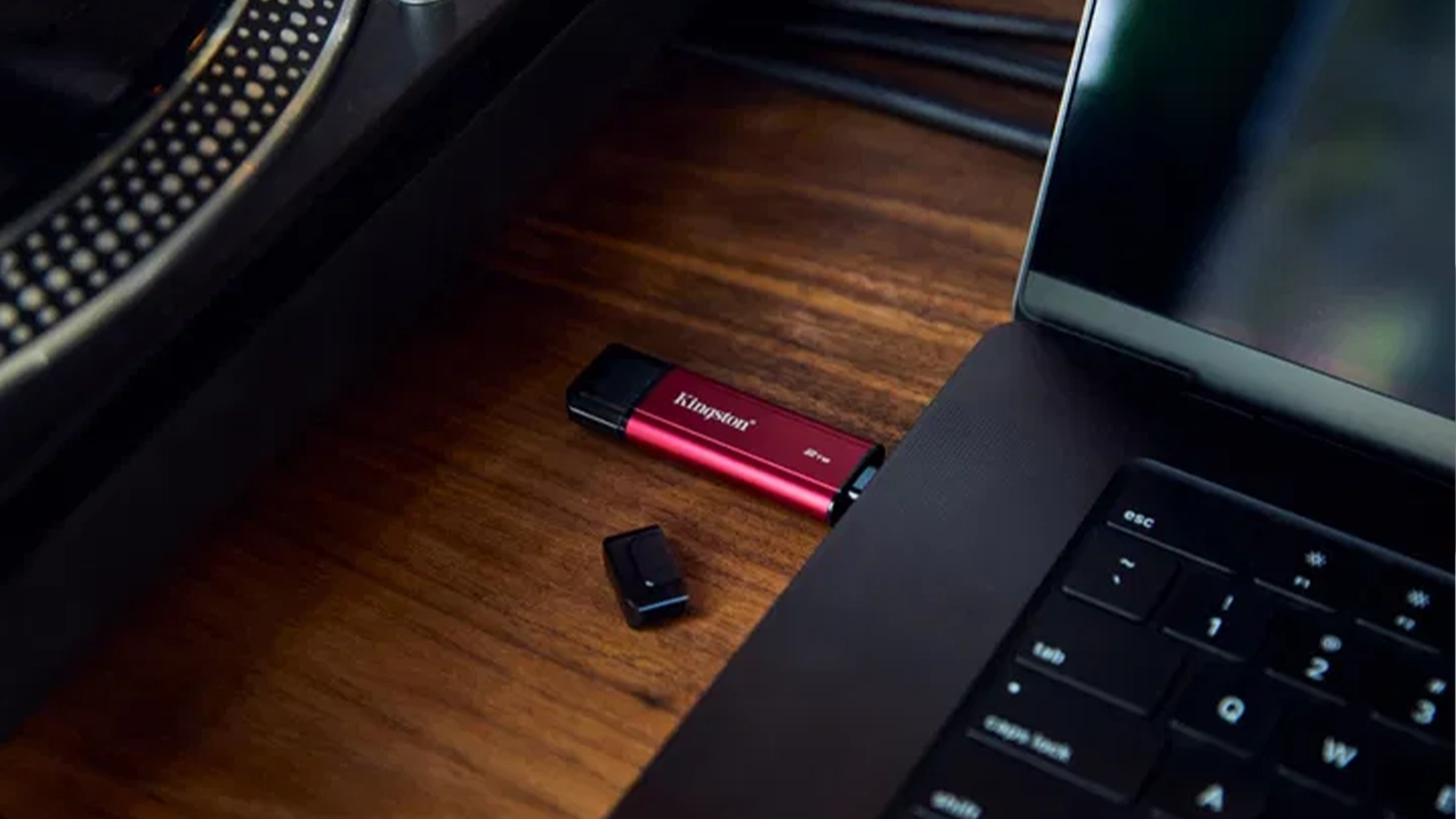 Extern&iacute; SSD disk Kingston Dual Portable zapojen&yacute; v notebooku