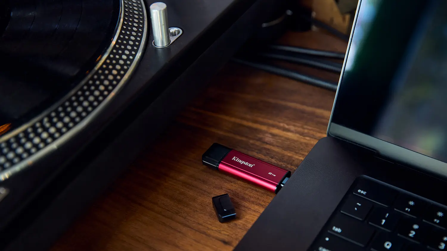 Kingston Dual Portable SSD napojen&yacute; k notebooku