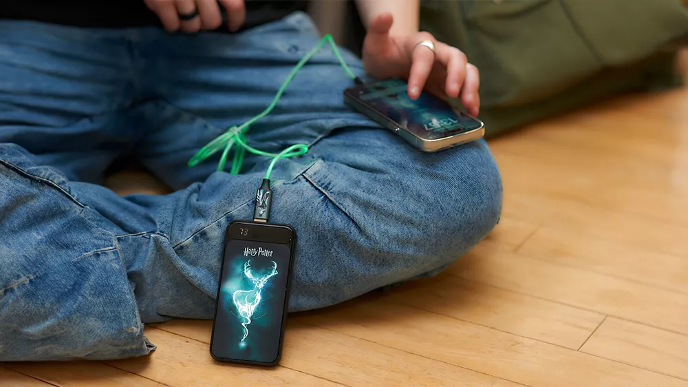 Power banka Lazerbuilt Harry Potter Patronus 10 000 mAh nab&iacute;jej&iacute;c&iacute; mobiln&iacute; telefon na nohou chlapce_02