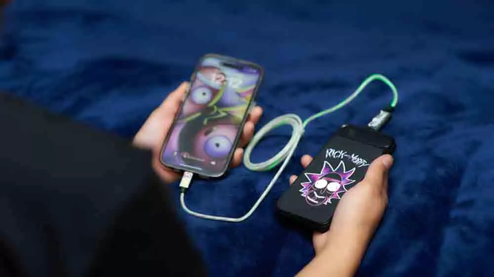 Ruce držící mobil a power banku Lazerbuil Rick and Morty 10 000 mAh spojené nabíjecím kabelem _02