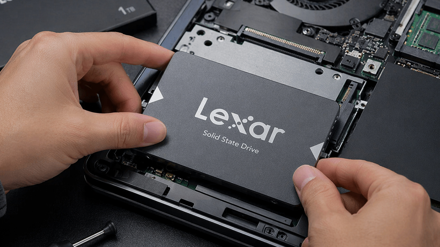 Interní SSD Lexar NS100 2,5" 1TB při instalaci do notebooku ukazující jednoduchost upgradu a všestrannost