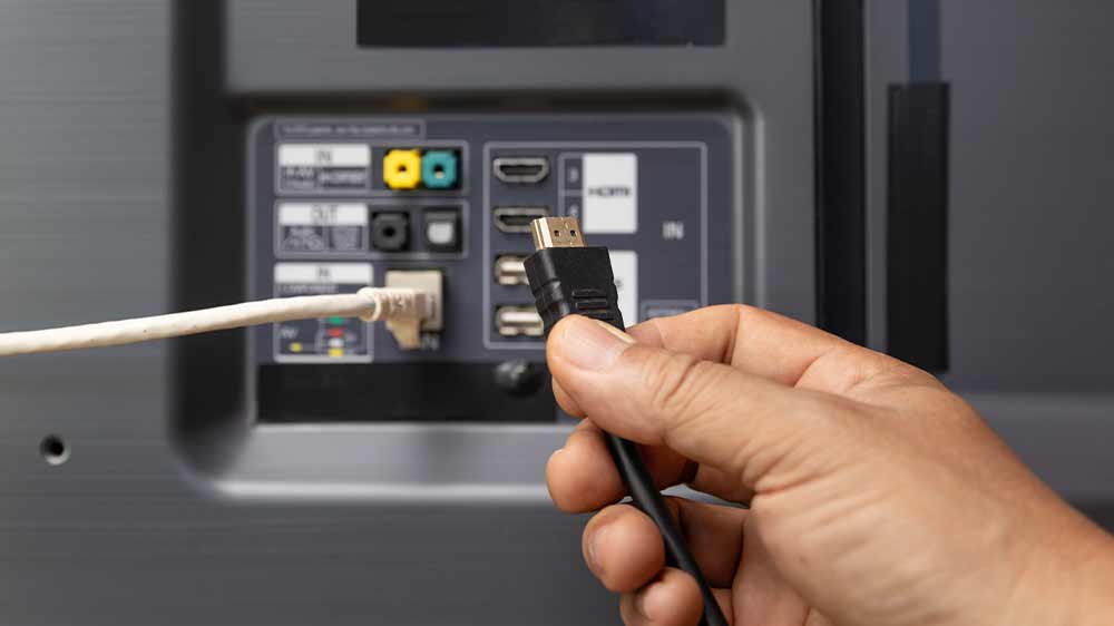 Muž zapája kábel do televízora_02