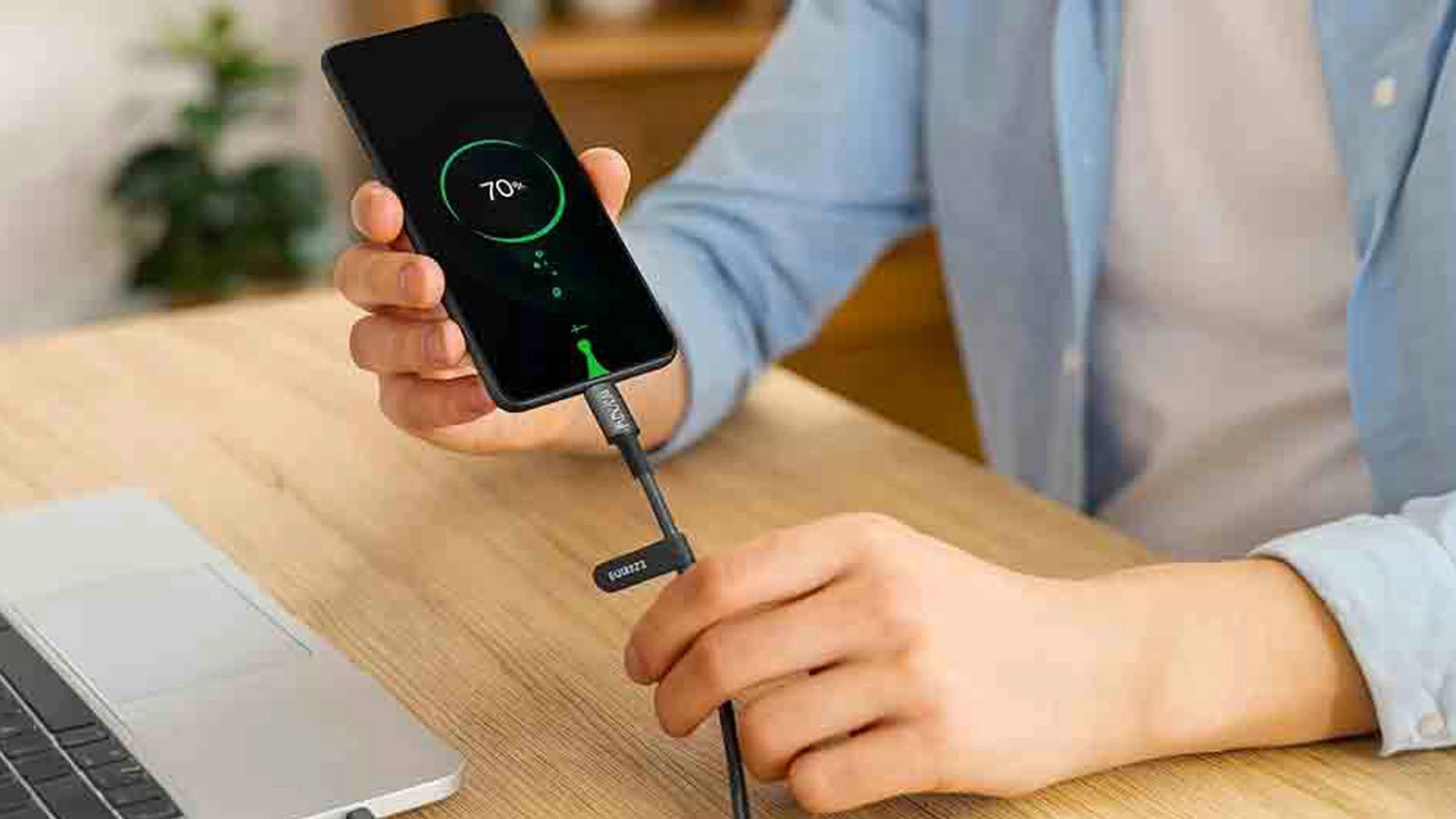 Muž připojuje mobil k notebooku pomocí USB kabelu Philips_02