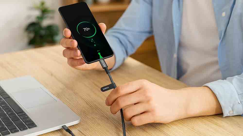 Muž připojuje mobil k notebooku pomoc&iacute; USB kabelu Philips_02