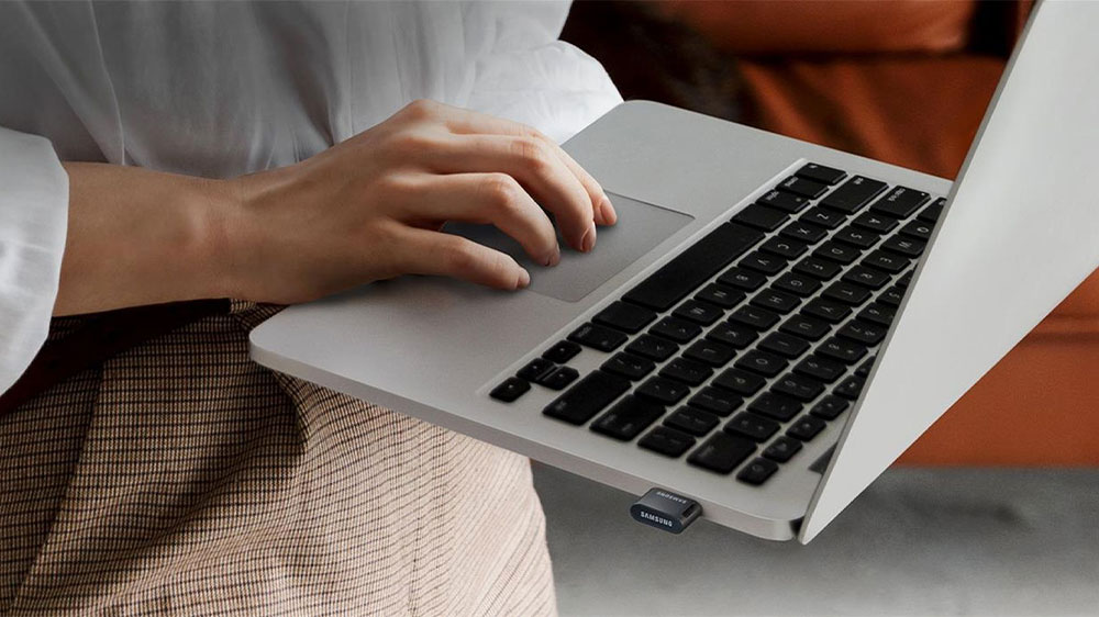 Flash disk Samsung FIT Plus, 512 GB zapojený do počítače_02