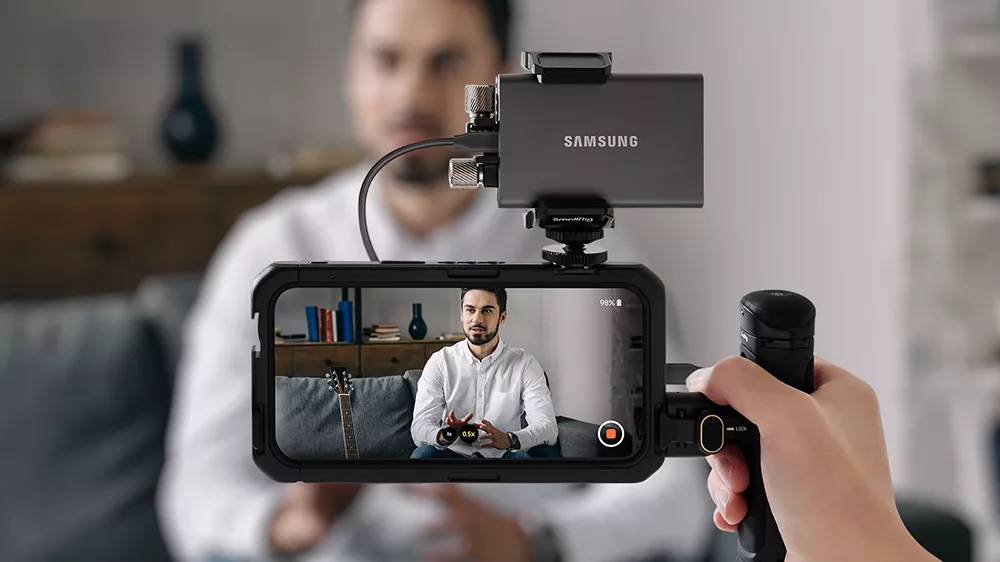 Externí SSD disk Samsung T7 přidělaný k natáčejícímu telefonu_03