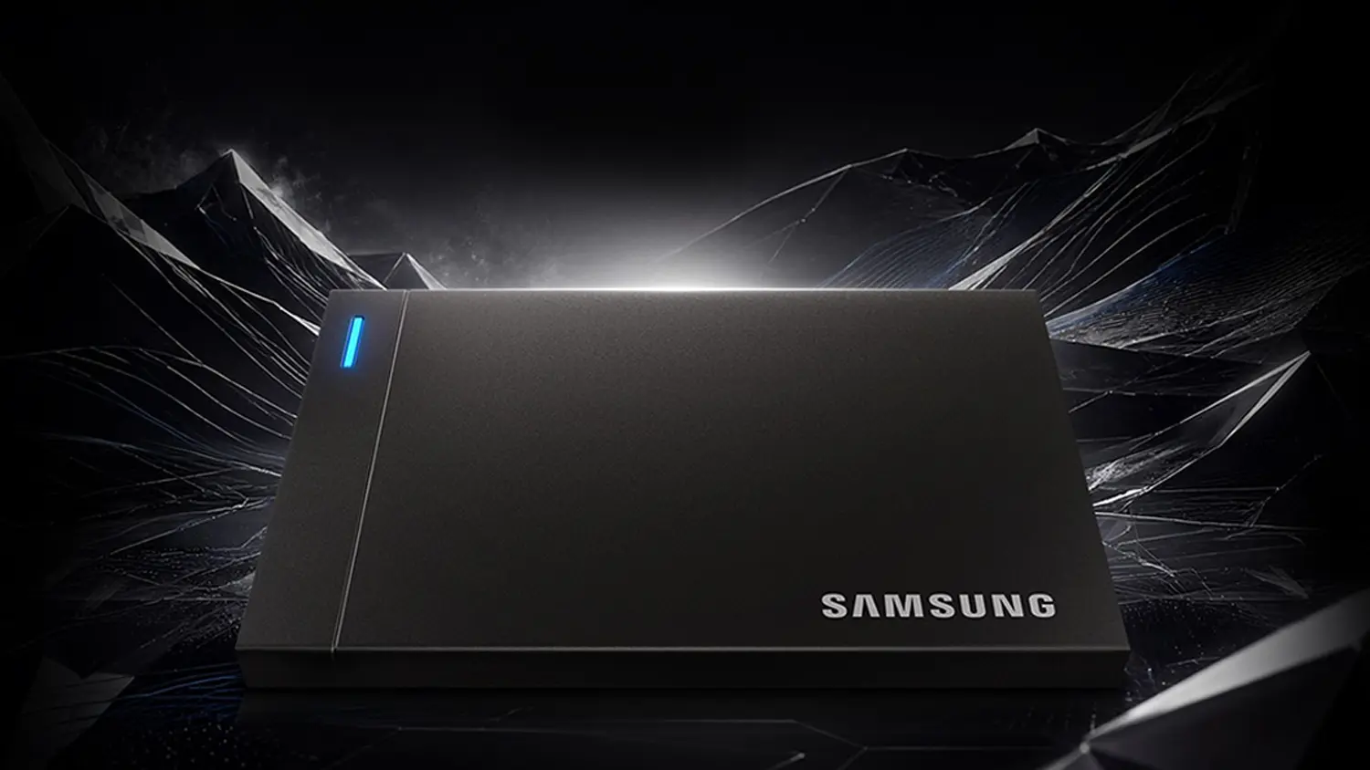 Externí SSD disk Samsung P9 1 TB na černém pozadí