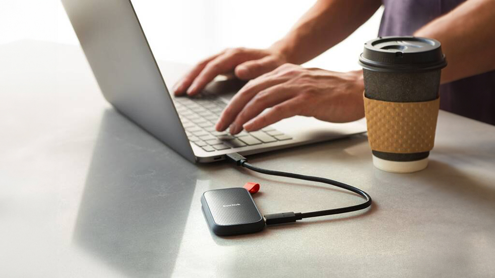 Externí disk SanDisk Portable SSD 1TB připojený k notebooku_02