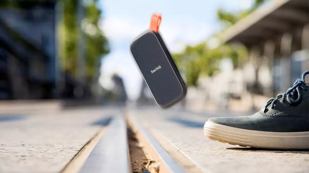 Extern&iacute; disk SanDisk při p&aacute;du na zem_03