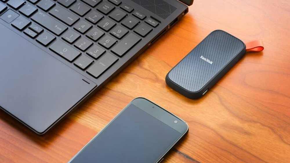 Externí SSD disk SanDisk Portable, 2 TB vedle notebooku_02