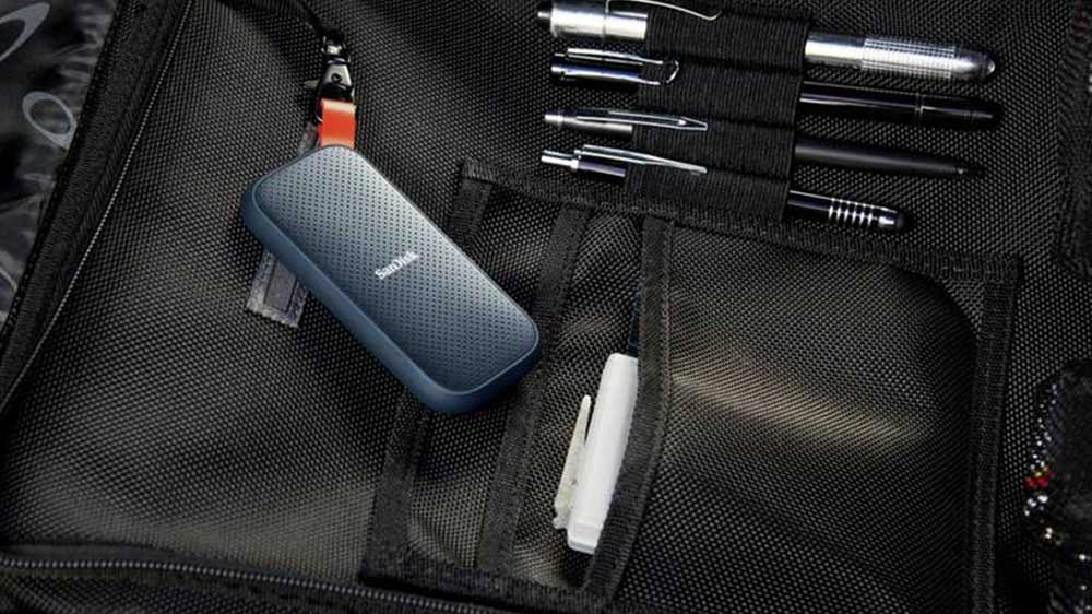 Externí SSD disk SanDisk Portable, 2 TB zavěšený v organizéru_03