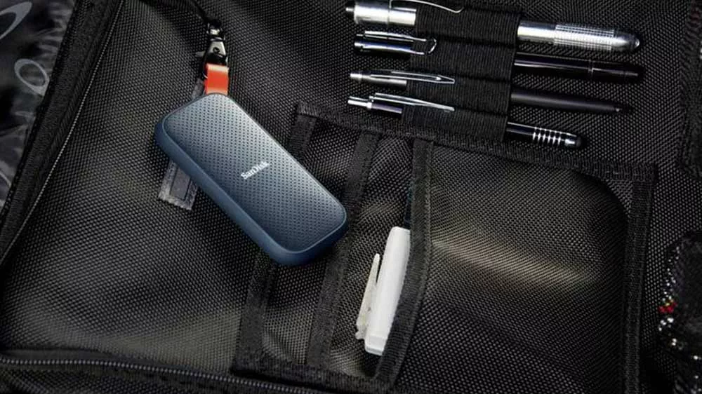 Externí SSD disk SanDisk Portable, 2 TB zavěšený v organizéru_03