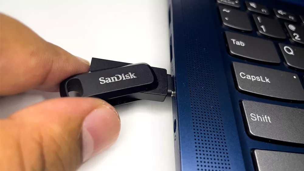 Muž připojuje Flash disk SanDisk Ultra Dual Go 128GB k notebooku