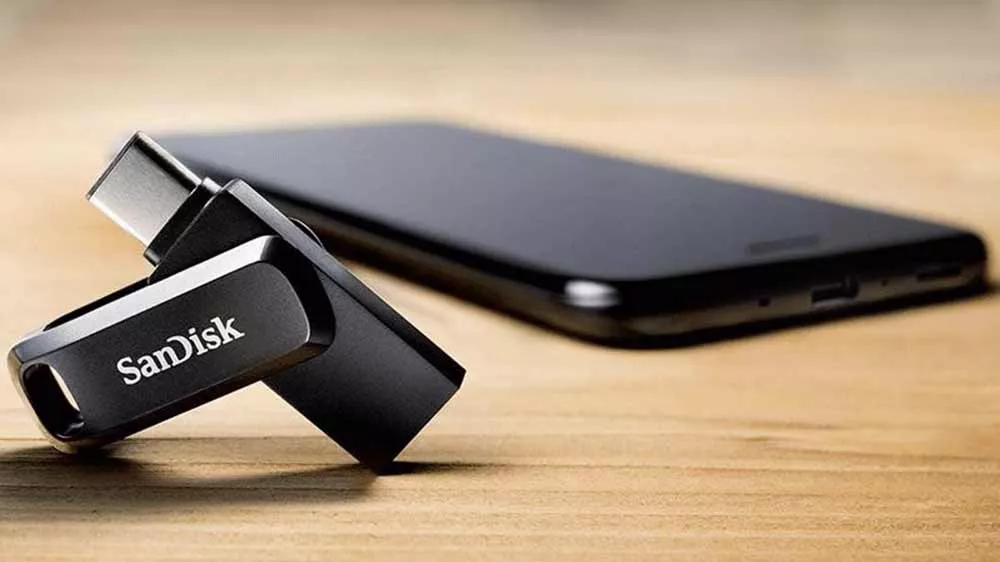 Telefon na stole se SanDisk Ultra Dual Drive Go USB Type-C_02