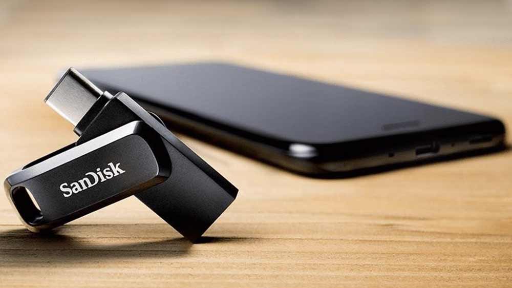 Telefon na stole se SanDisk Ultra Dual Drive Go USB Type-C_02