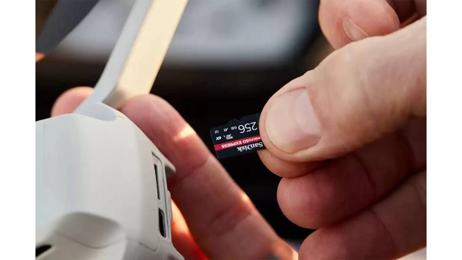 Karta Sandisk pri vkladaní do dronu