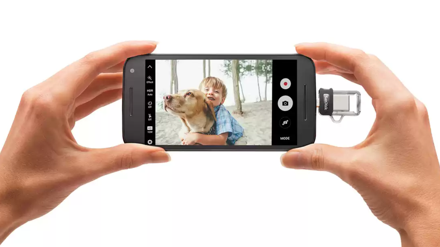 USB Flash disk Sandisk Ultra Dual připojen&yacute; k mobiln&iacute;mu telefonu