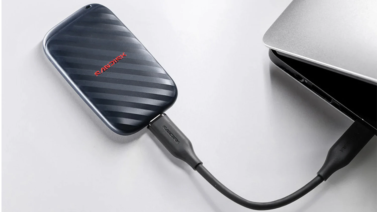 Externí SSD disk Sandisk E10, 1TB připojený k notebooku