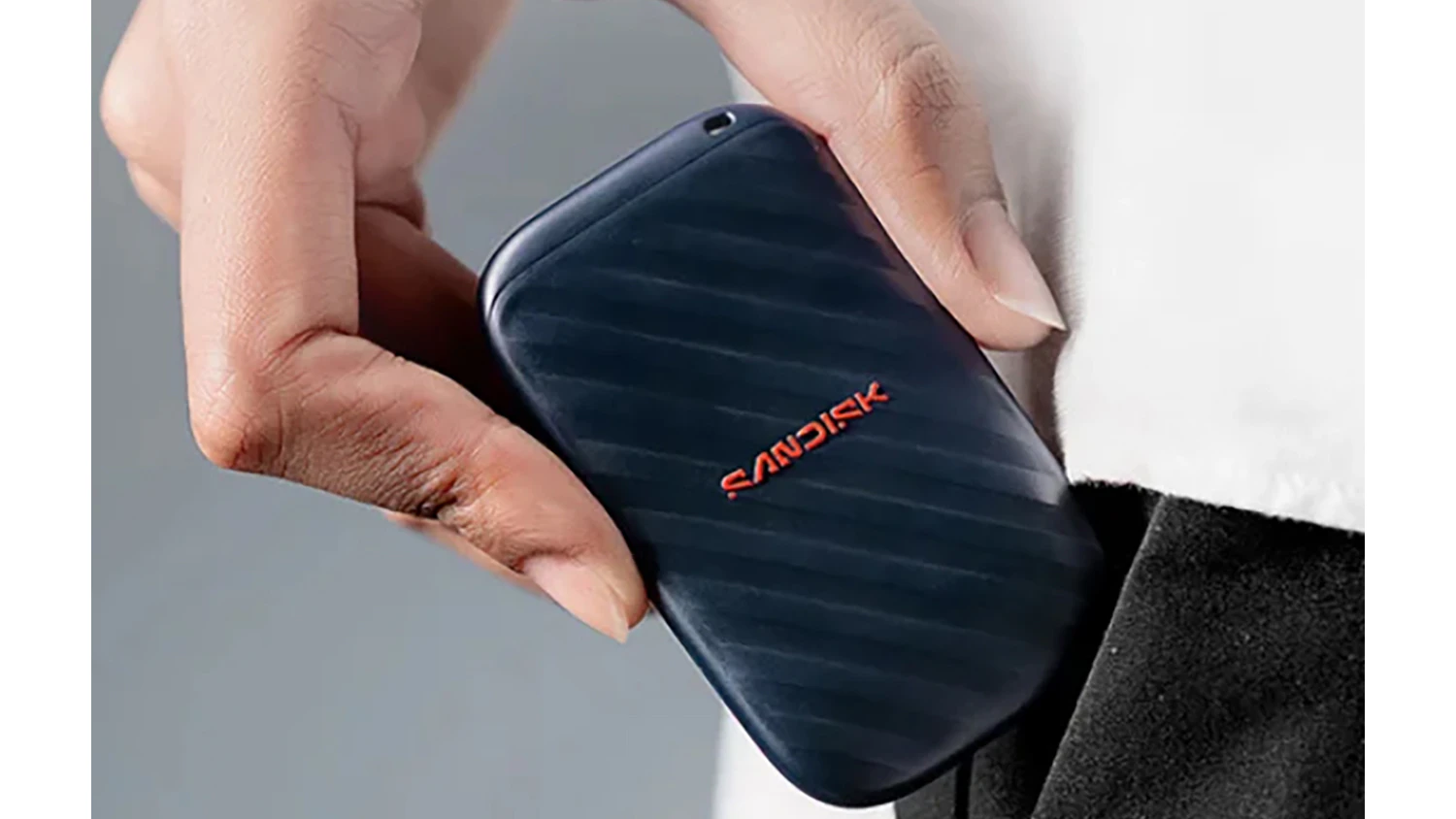 Muž vytahující disk Sandisk E10 z kapsy
