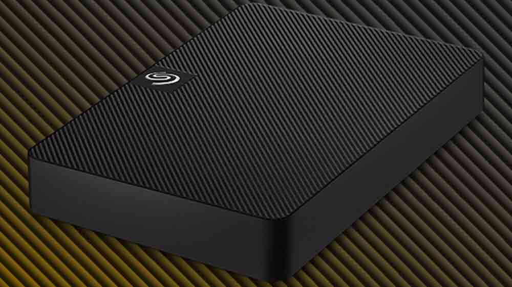 Externí HDD disk Seagate Expansion Portable na barevném pozadí_04