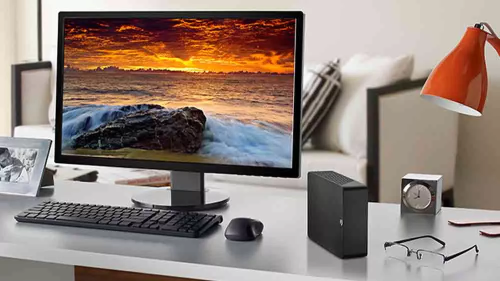 Externí HDD disk Seagate Expansion Desktop na stole vedle počítače_03