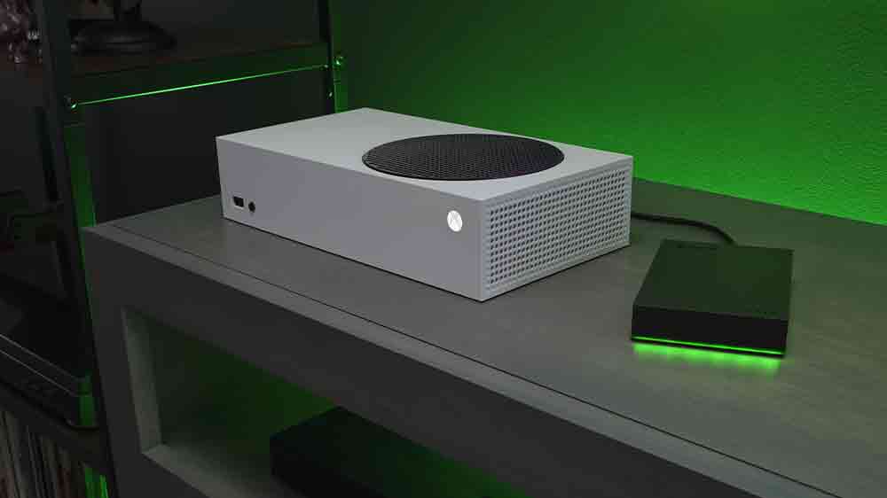 Externí disk Seagate Game Drive for Xbox na poličce s konzolí_02