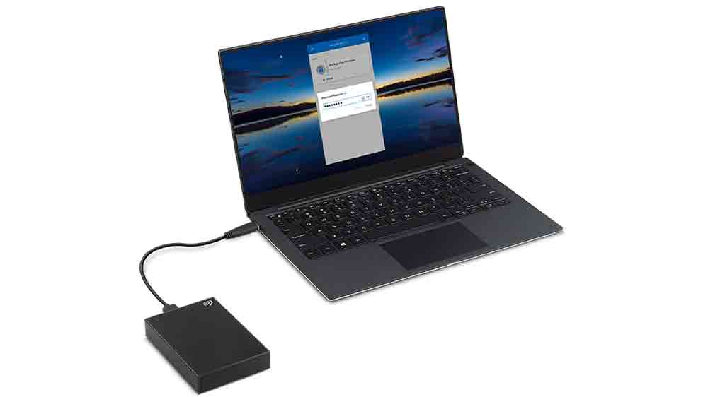 Externí disk Seagate One Touch připojený k notebooku_04